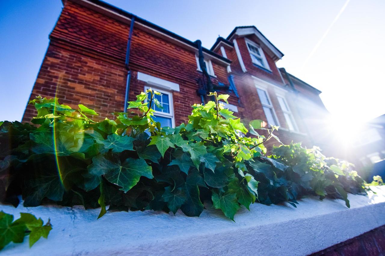 Eastbourne Reymar Bed & Breakfast ภายนอก รูปภาพ